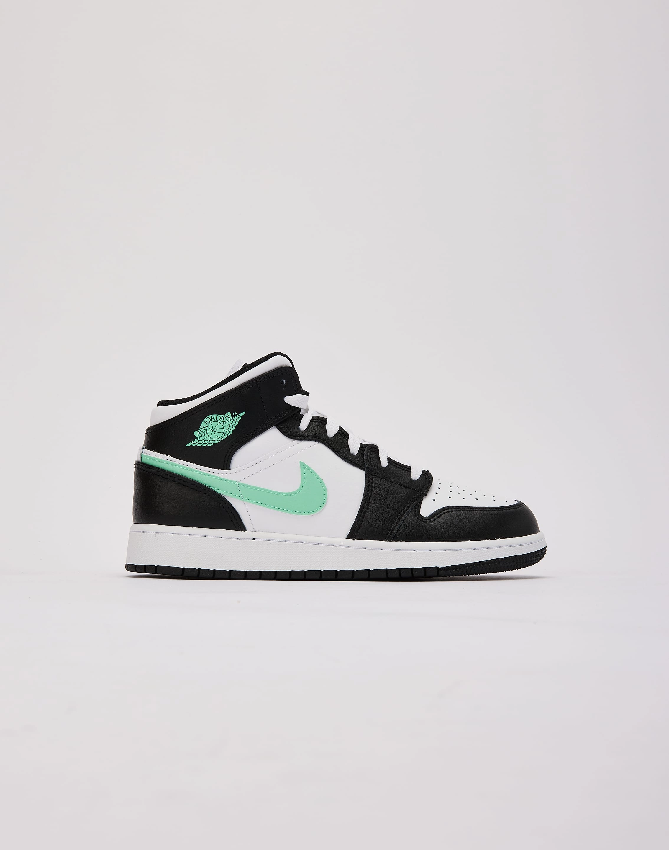 Clothing assortments Jordan Air Jordan 1 Mid Grade-School Smart fashion (wearables)