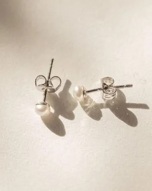 Daily Pearl Stud Earrings
