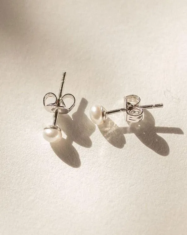 Daily Pearl Stud Earrings