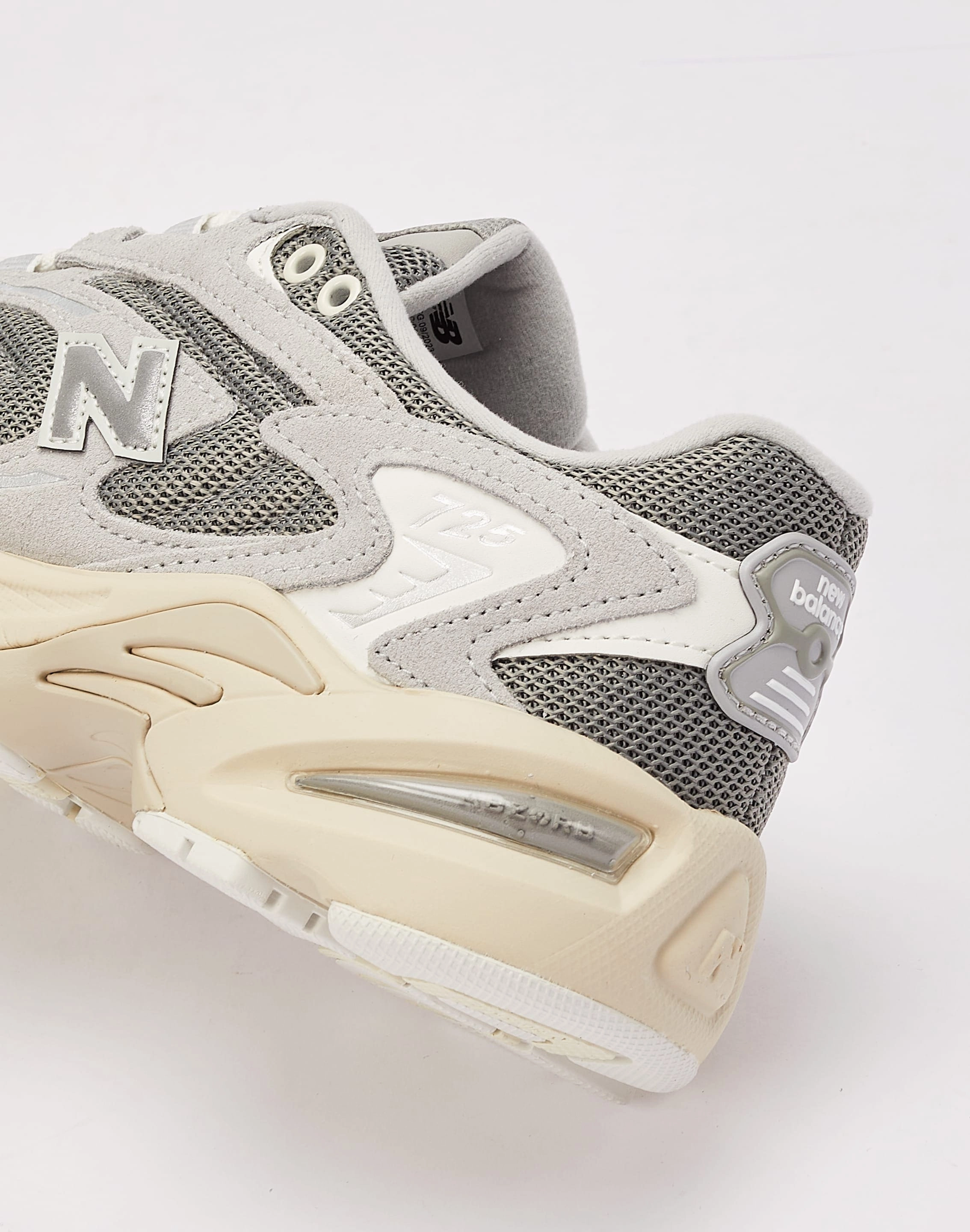 Designer fashion items New Balance 725v1 Grade-School