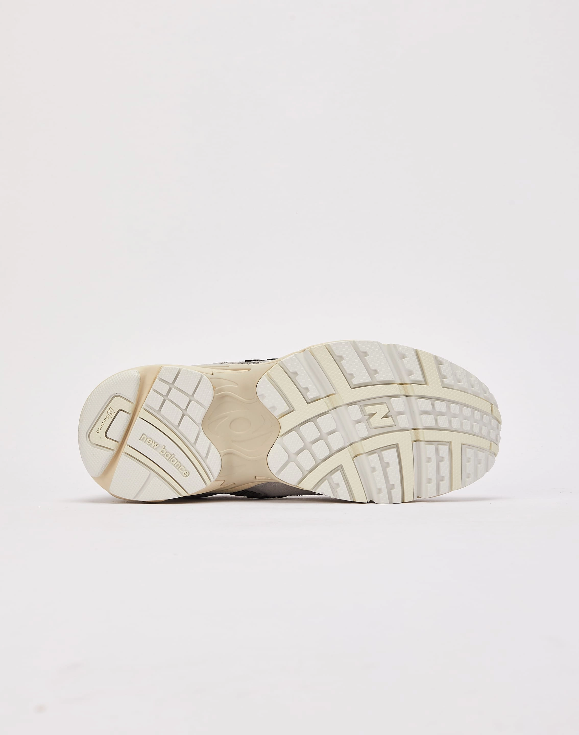 Designer fashion items New Balance 725v1 Grade-School