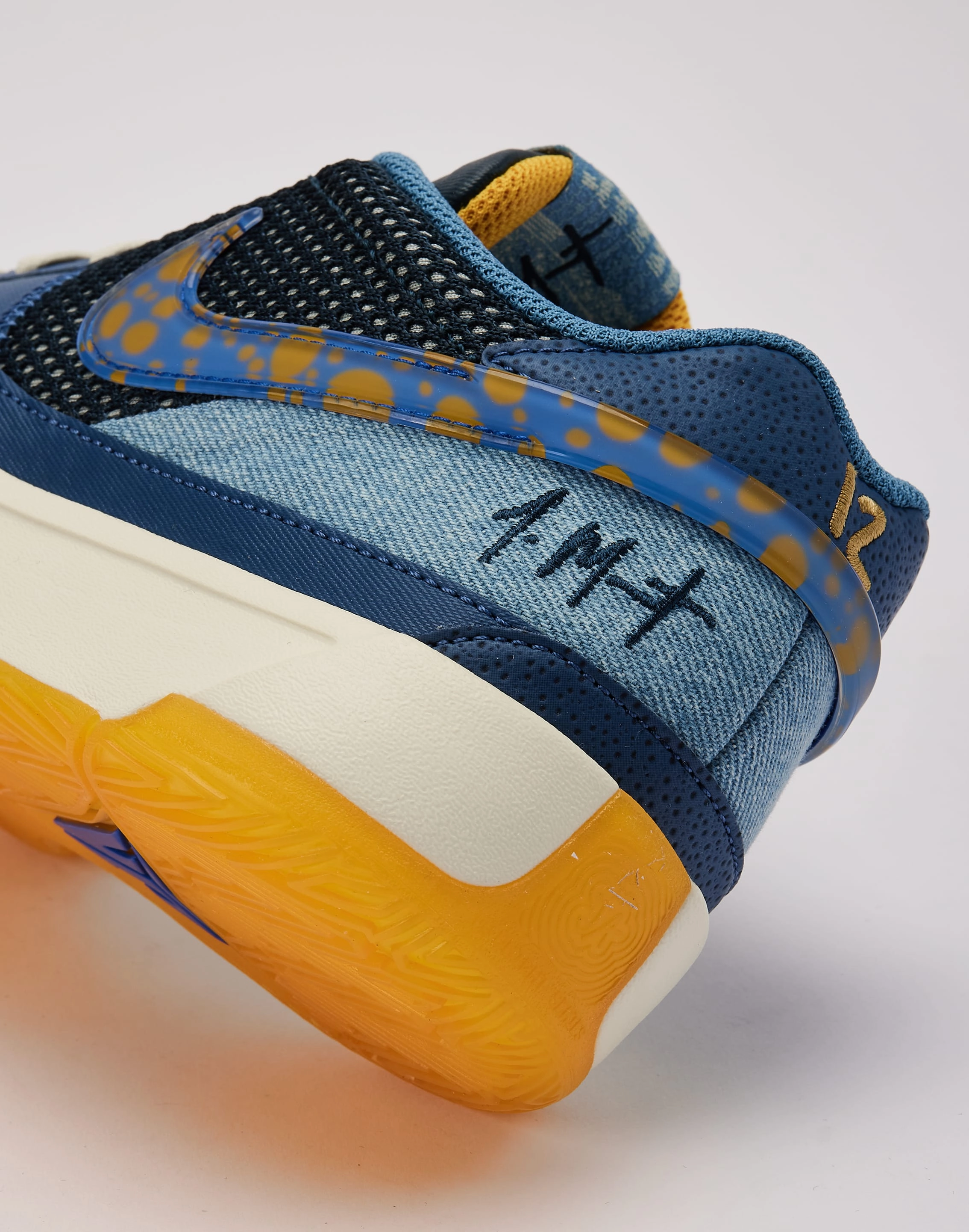 Embroidered fashion Nike Ja 1 SE Grade-School
