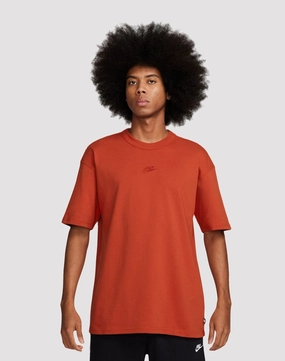 Fashion exhibitions Nike Sportswear Premium Essentials Red Tee Fashion must - haves