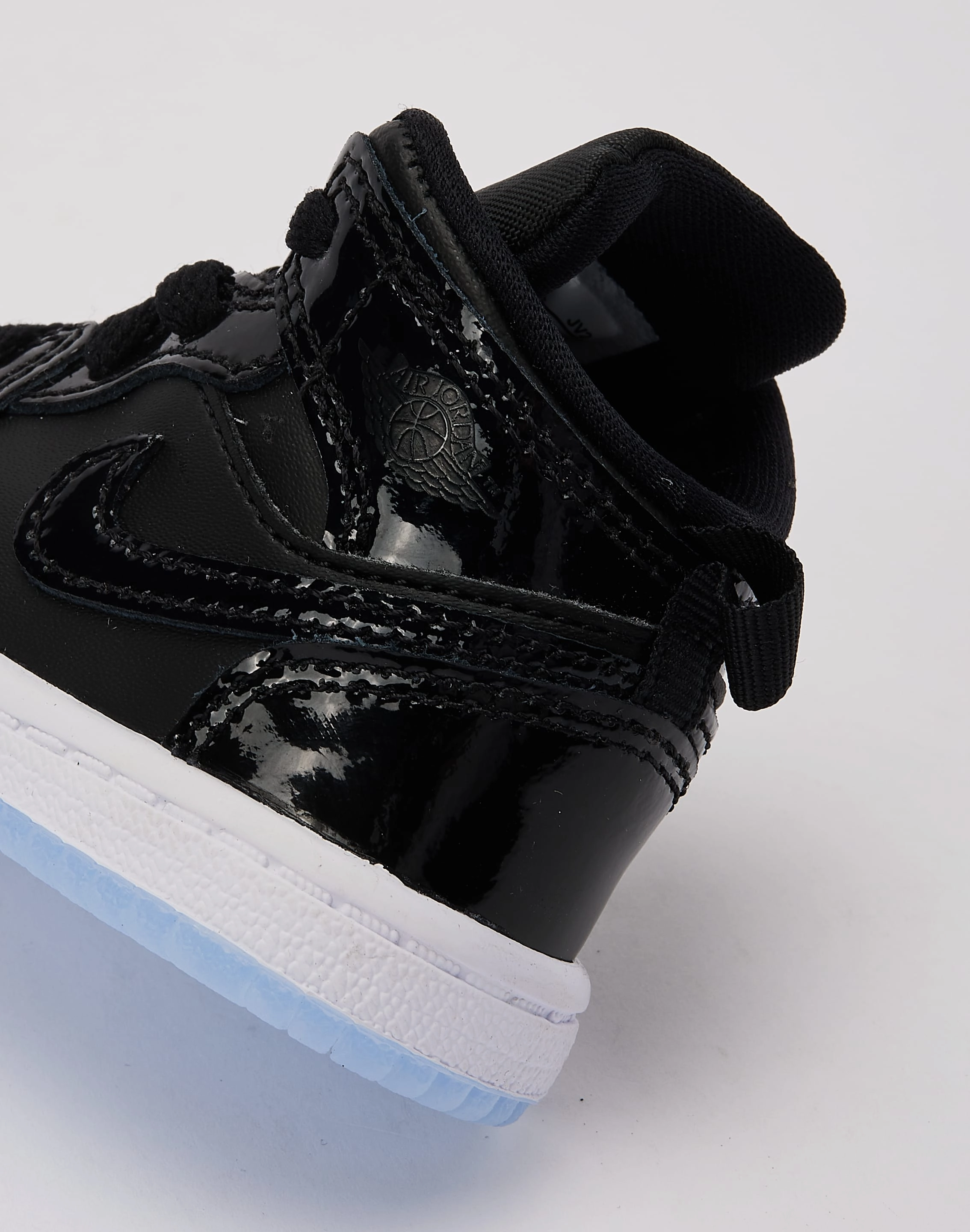 Fashion lookbook Jordan Air Jordan 1 Mid SE Toddler