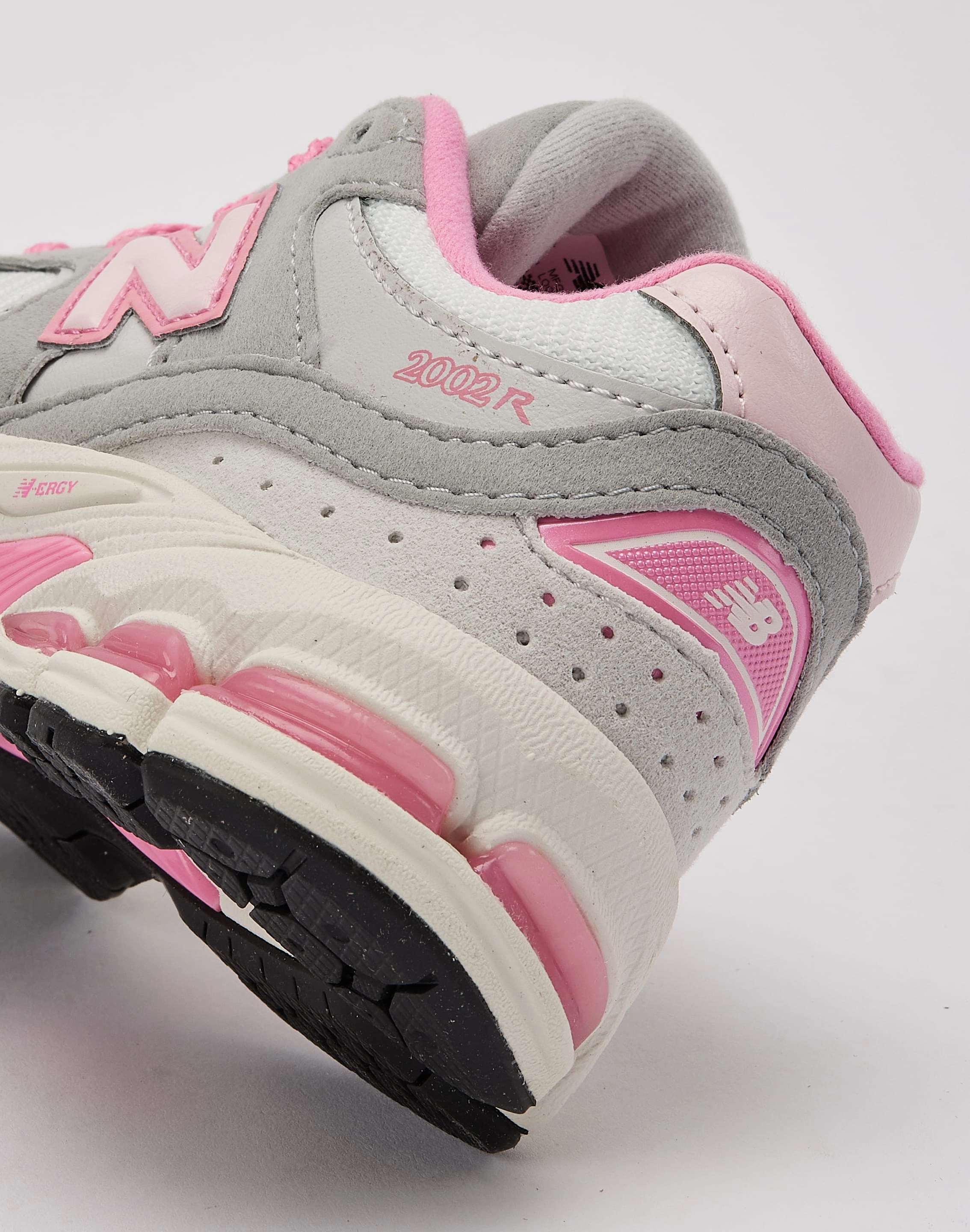 Fashion lookbook New Balance 2002R Pre-School