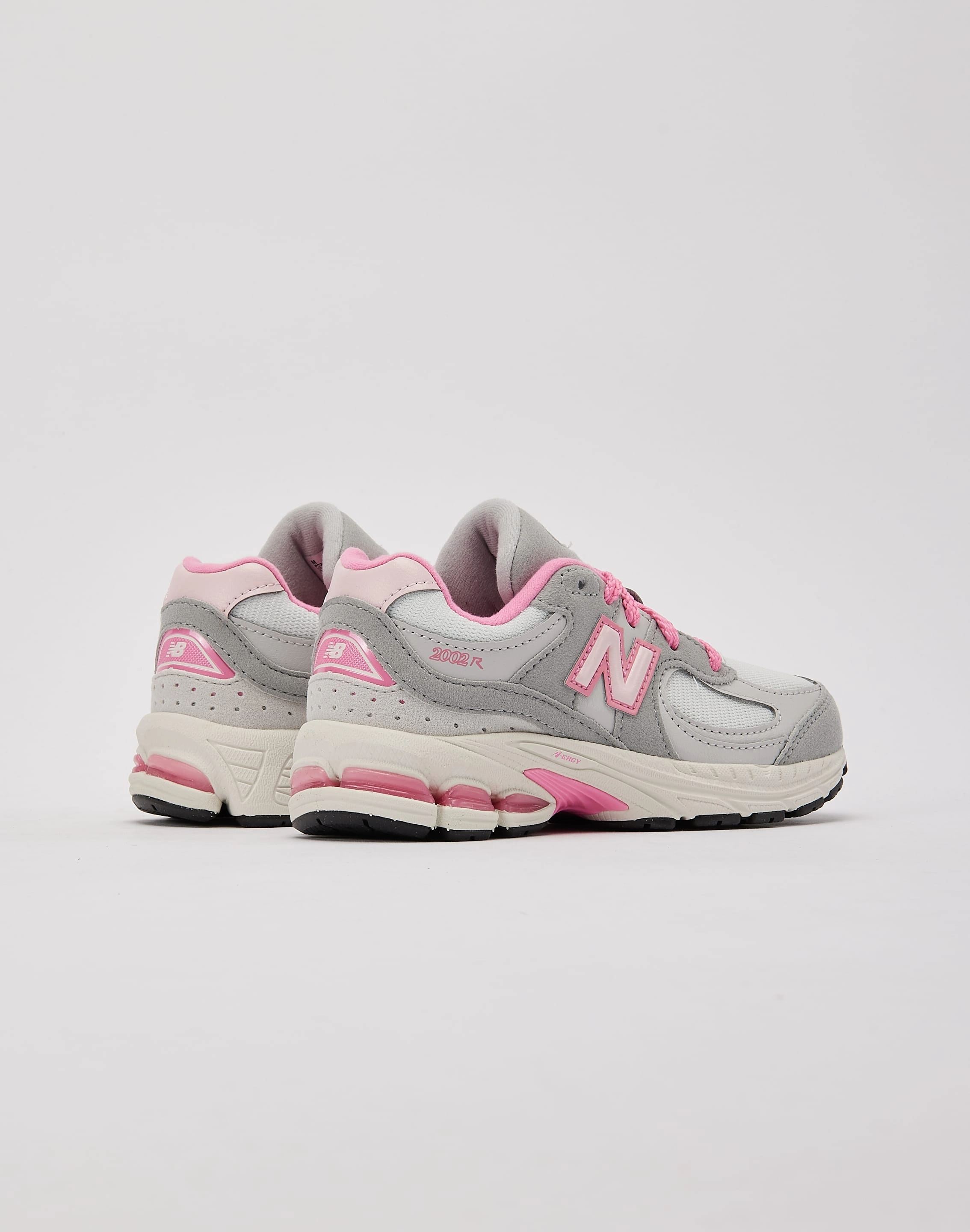 Fashion lookbook New Balance 2002R Pre-School