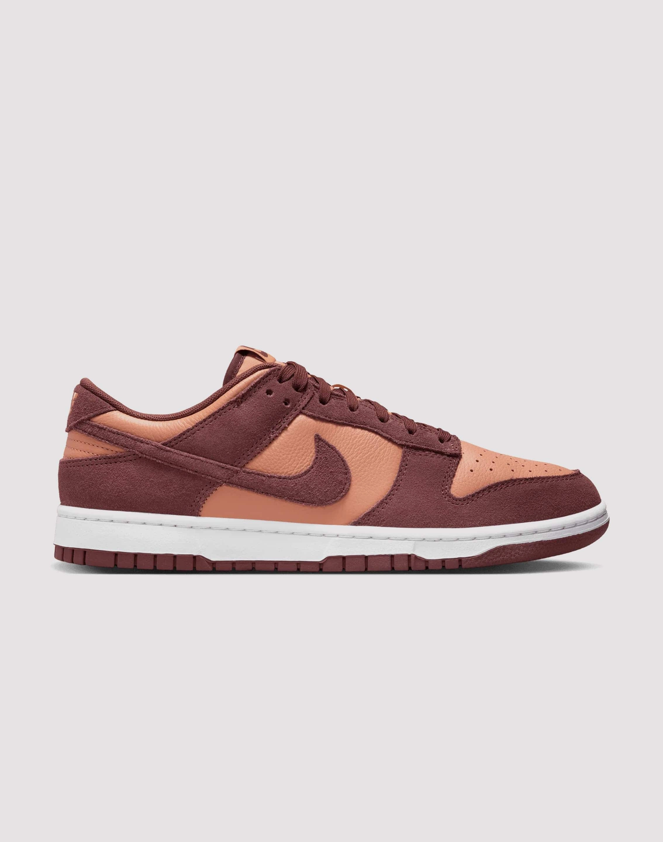 Fashionable goods Nike Dunk Low SE Recycled fashion materials