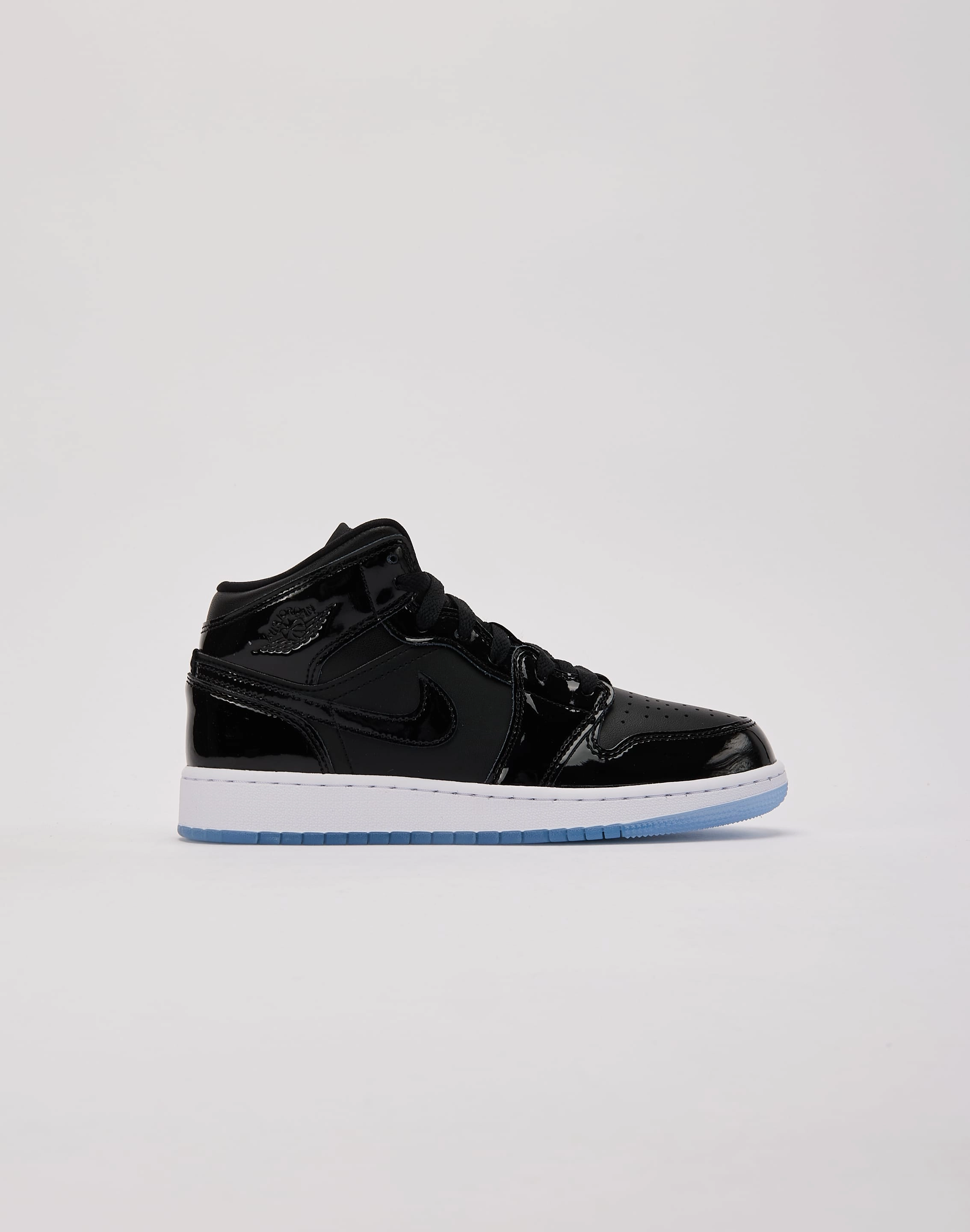 High - end fashion Jordan Air Jordan 1 Mid SE Grade-School Fashion photography
