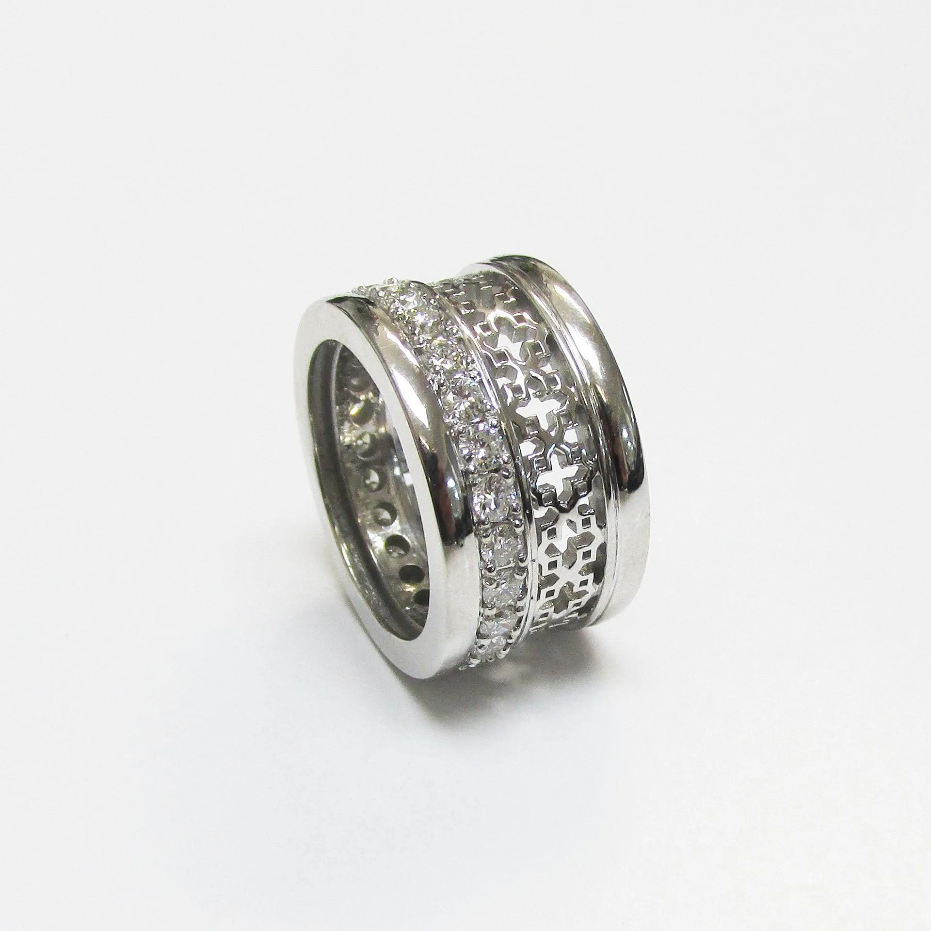 Inspiration Rings with Ornaments and Diamonds