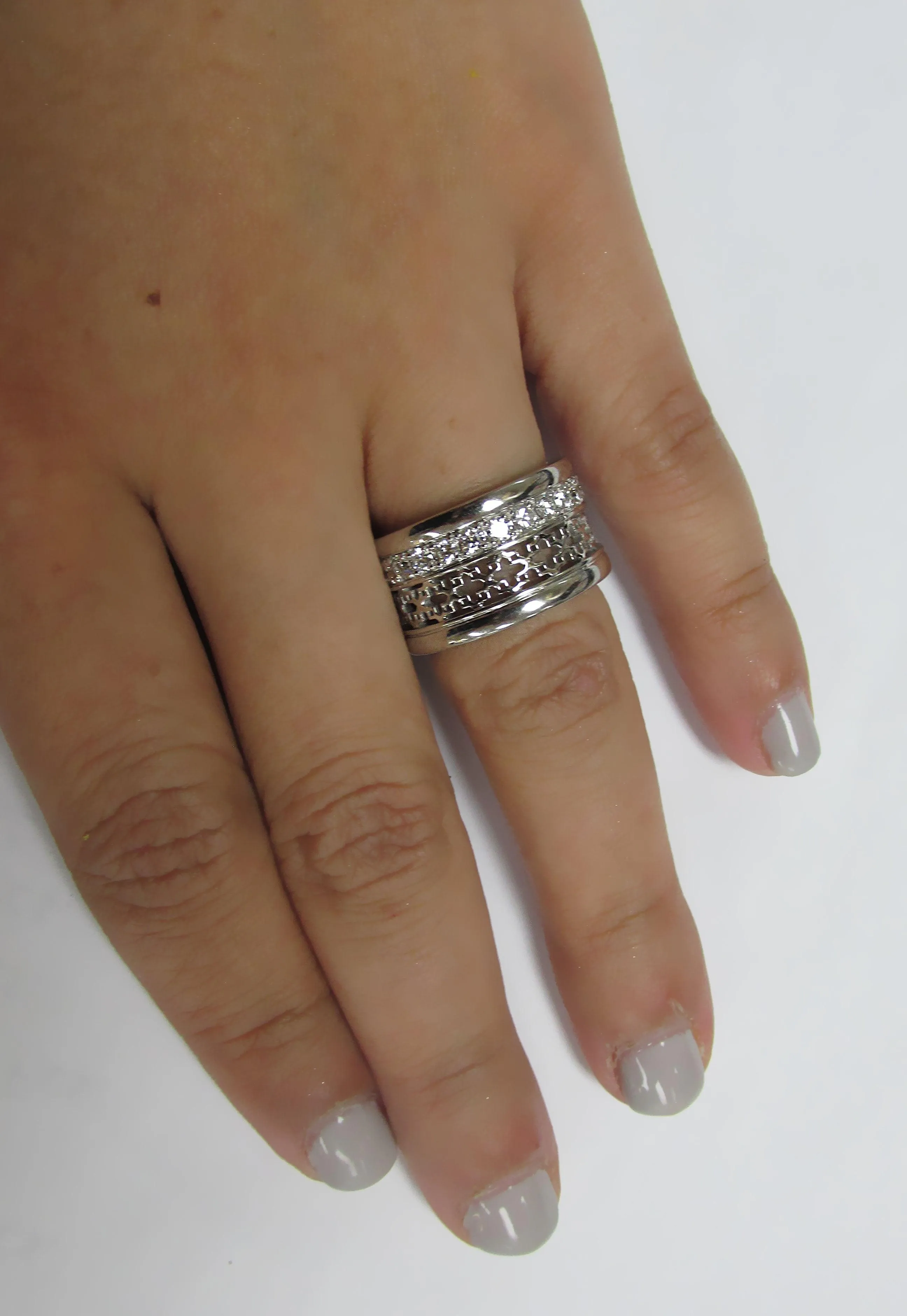 Inspiration Rings with Ornaments and Diamonds
