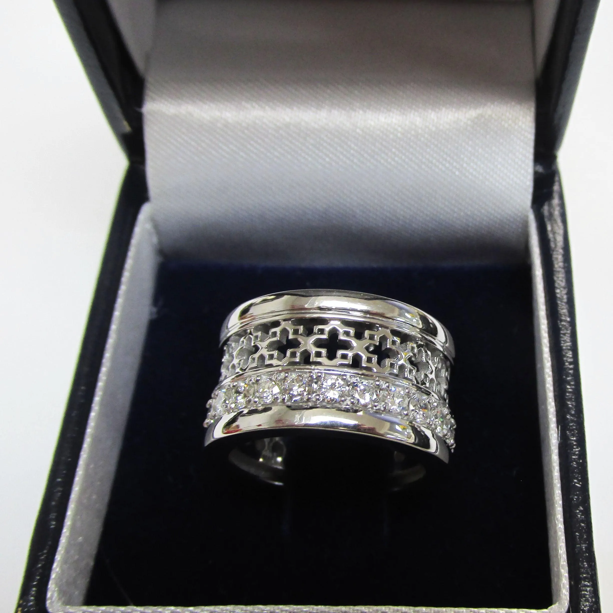 Inspiration Rings with Ornaments and Diamonds