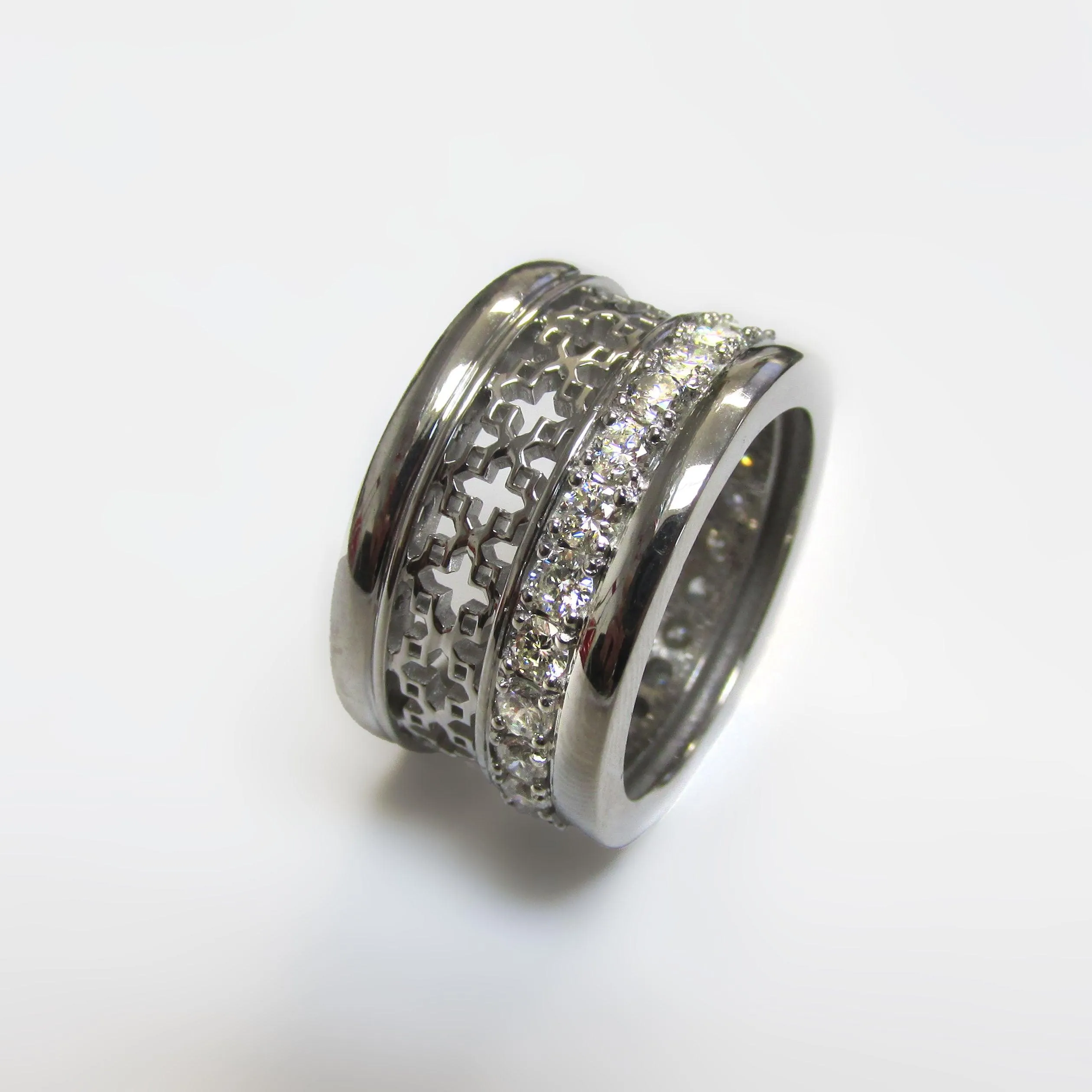 Inspiration Rings with Ornaments and Diamonds