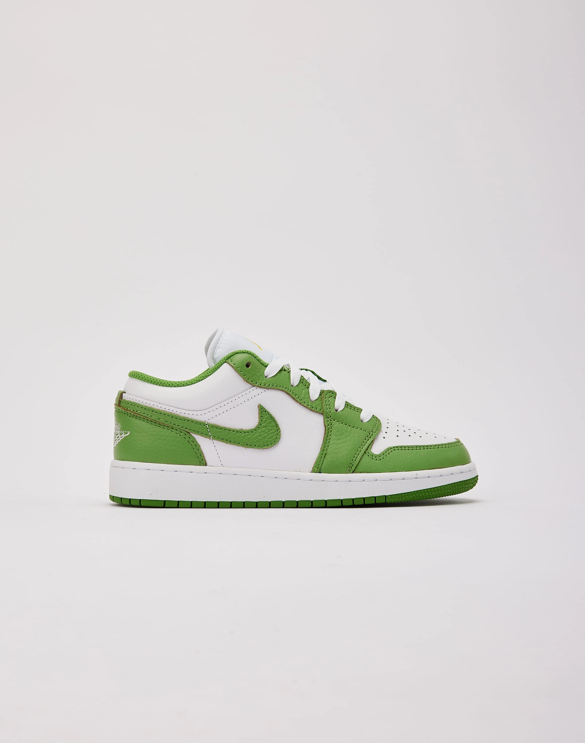 Jordan Air Jordan 1 Low SE Grade-School Casual wear options Fashion for all body types