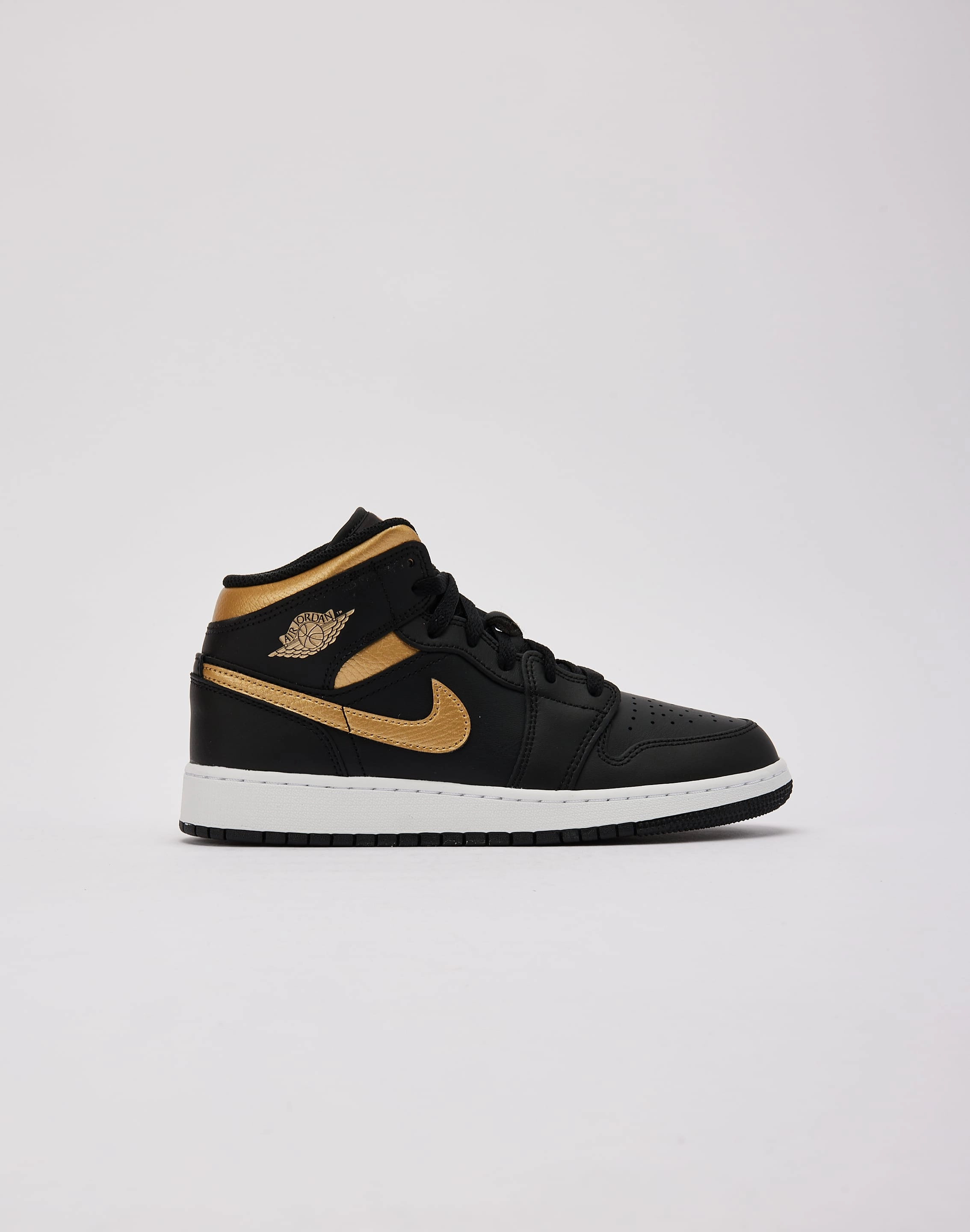 Trendy gear Jordan Air Jordan 1 Mid Grade-School Casual wear options