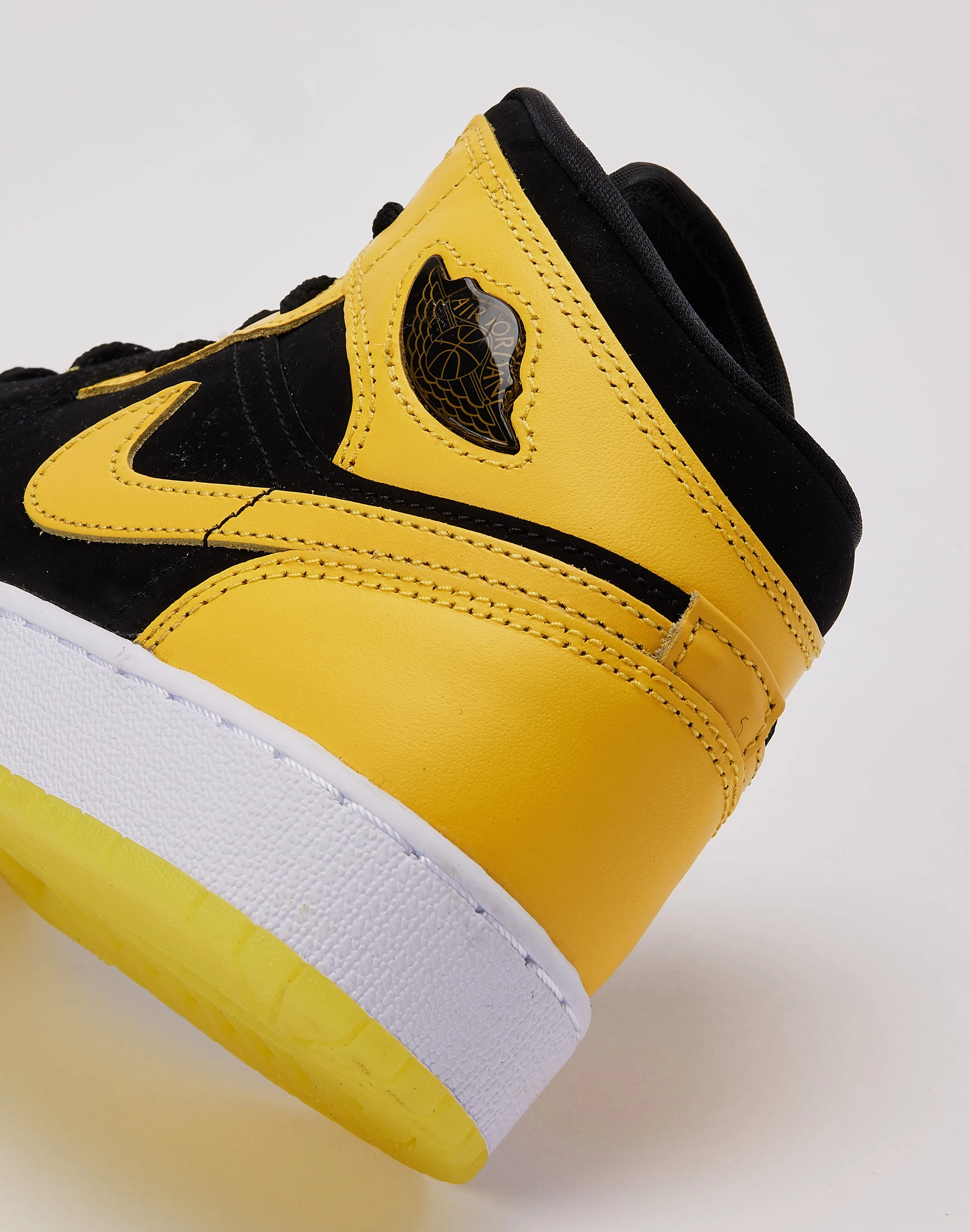 Jordan Air Jordan 1 Mid SE 'New Love' Grade-School Style statements