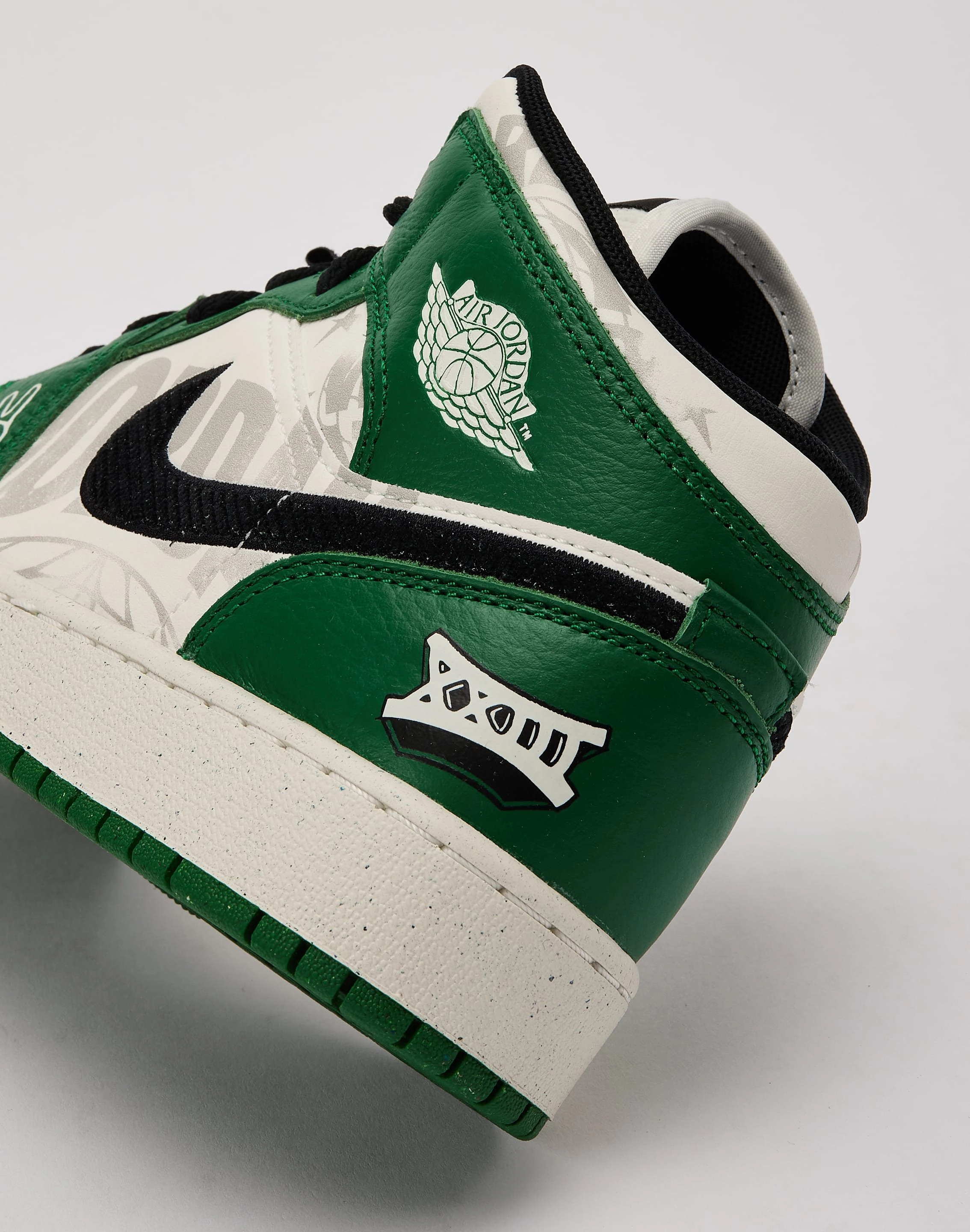 Jordan Air Jordan 1 Mid SE Grade-School Fashion swaps