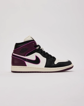 Jordan Air Jordan 1 Mid SE Trendy gear Clothing types