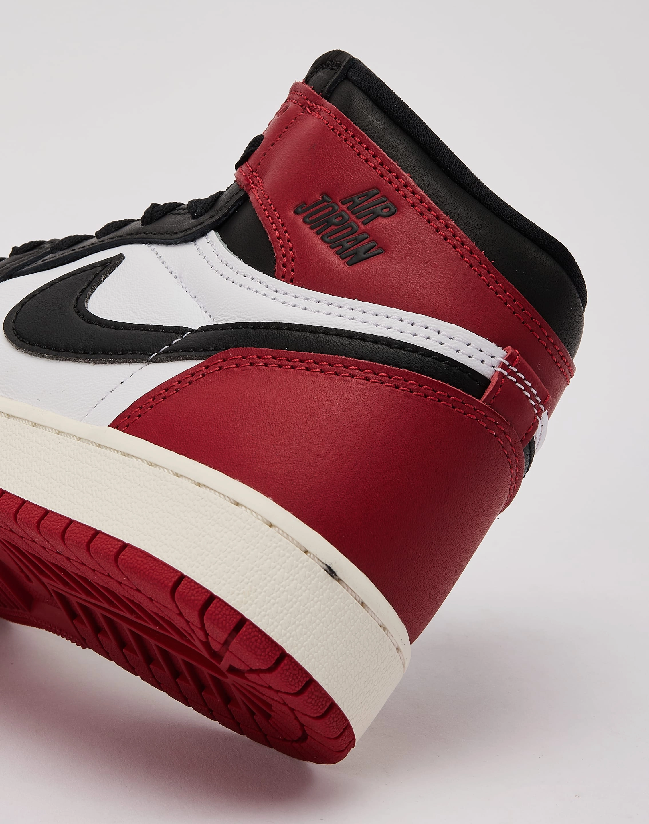 Jordan Air Jordan 1 Retro High OG 'Black Toe Reimagined' Grade-School Casual wear options