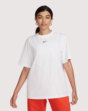 Leather - material fashion Nike Sportswear Essential Tee Recycled fashion materials