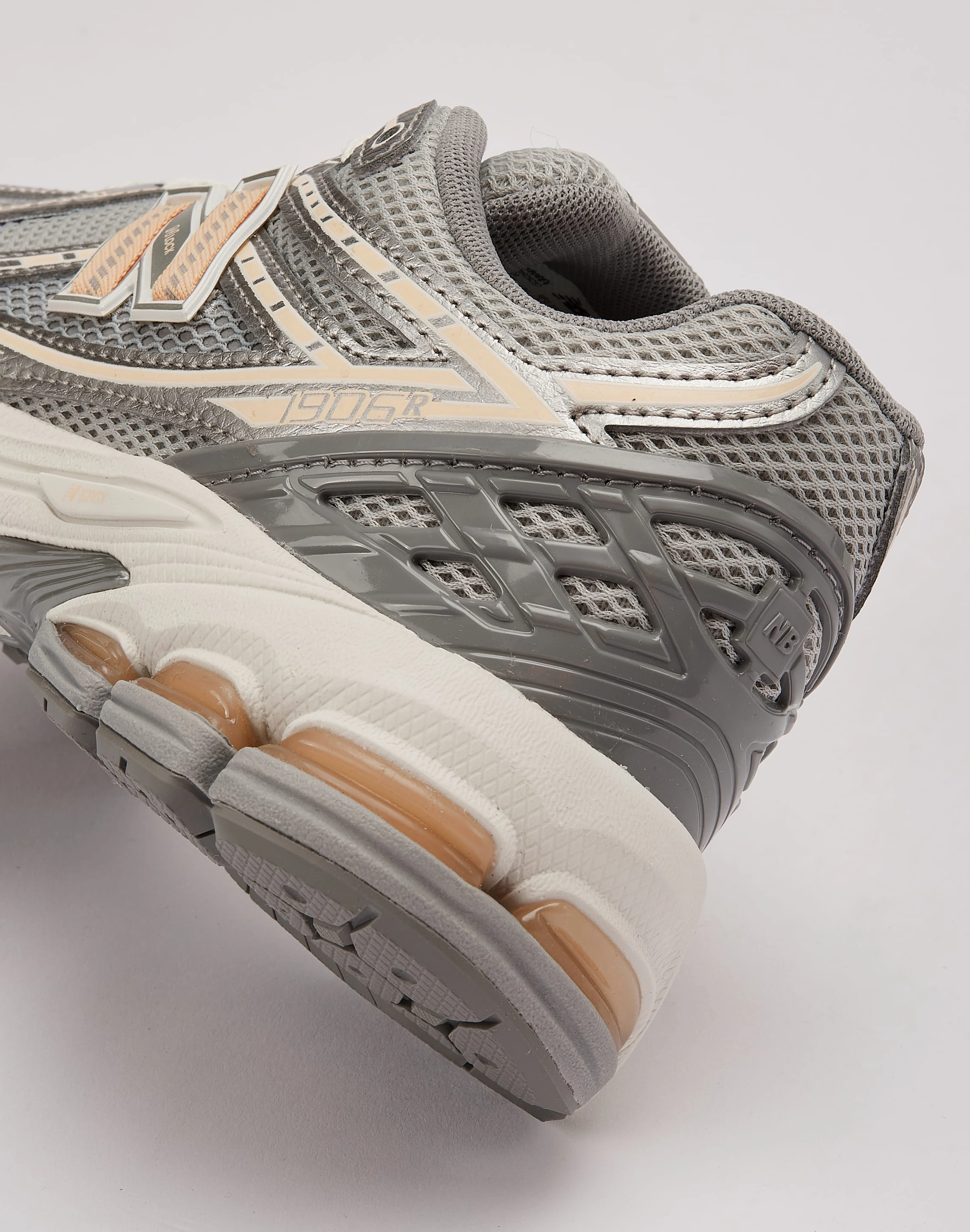 Linen - crafted fashion New Balance 1906R Grade-School