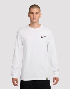 Nike Sportswear Club Long-Sleeve Tee Business casual wear Comfortable apparel