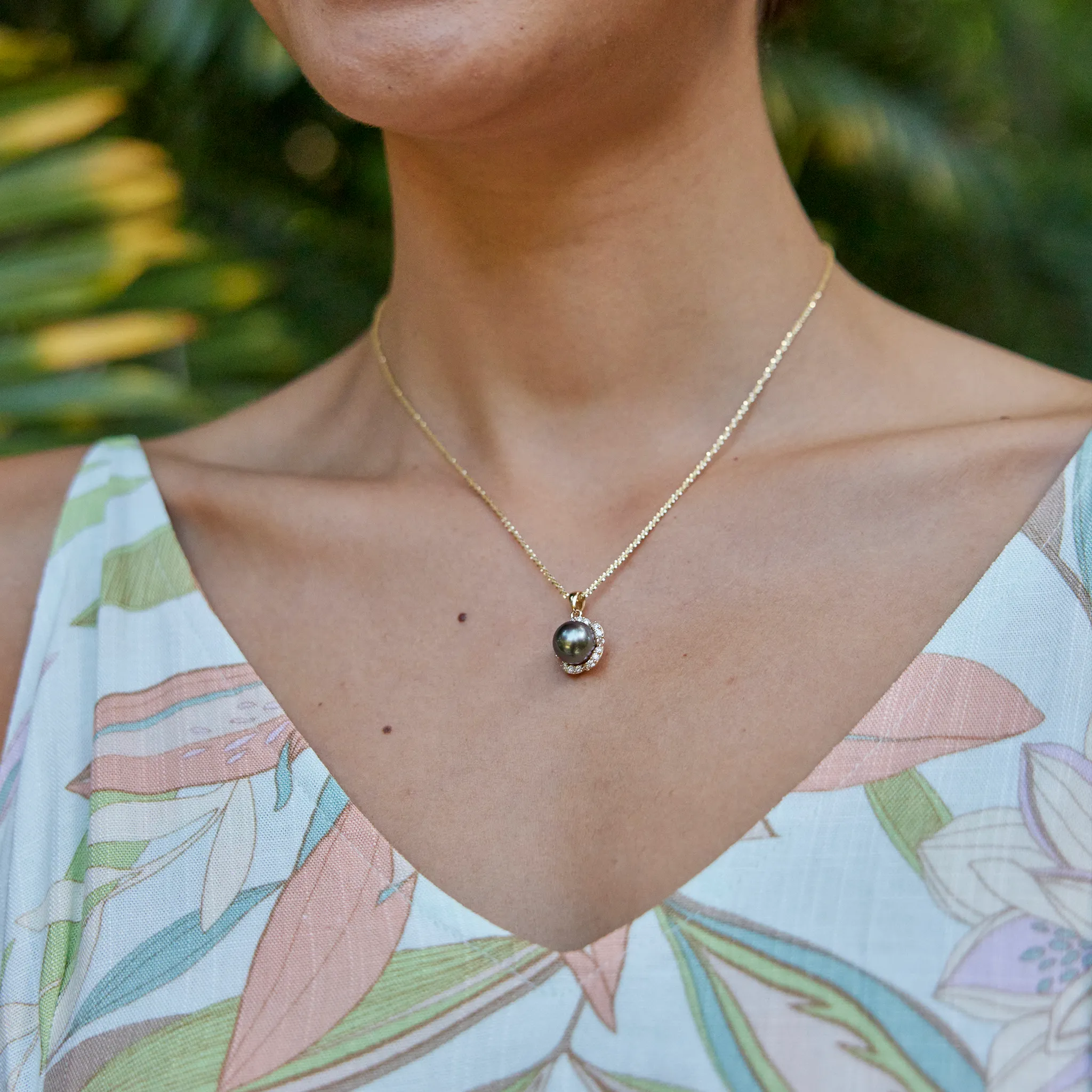 Plumeria Tahitian Black Pearl Pendant in Gold with Diamonds - 9-10mm