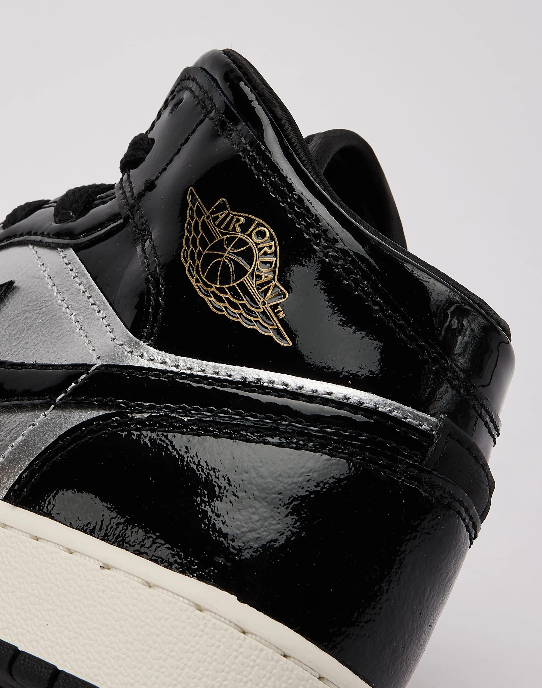 Style statements Jordan Air Jordan 1 Mid SE Grade-School